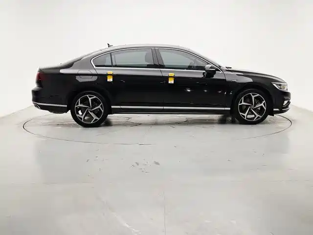 Volkswagen Magotan 2023 Model 2 Million Commemorative Edition 330TSI DSG Luxury фото 3