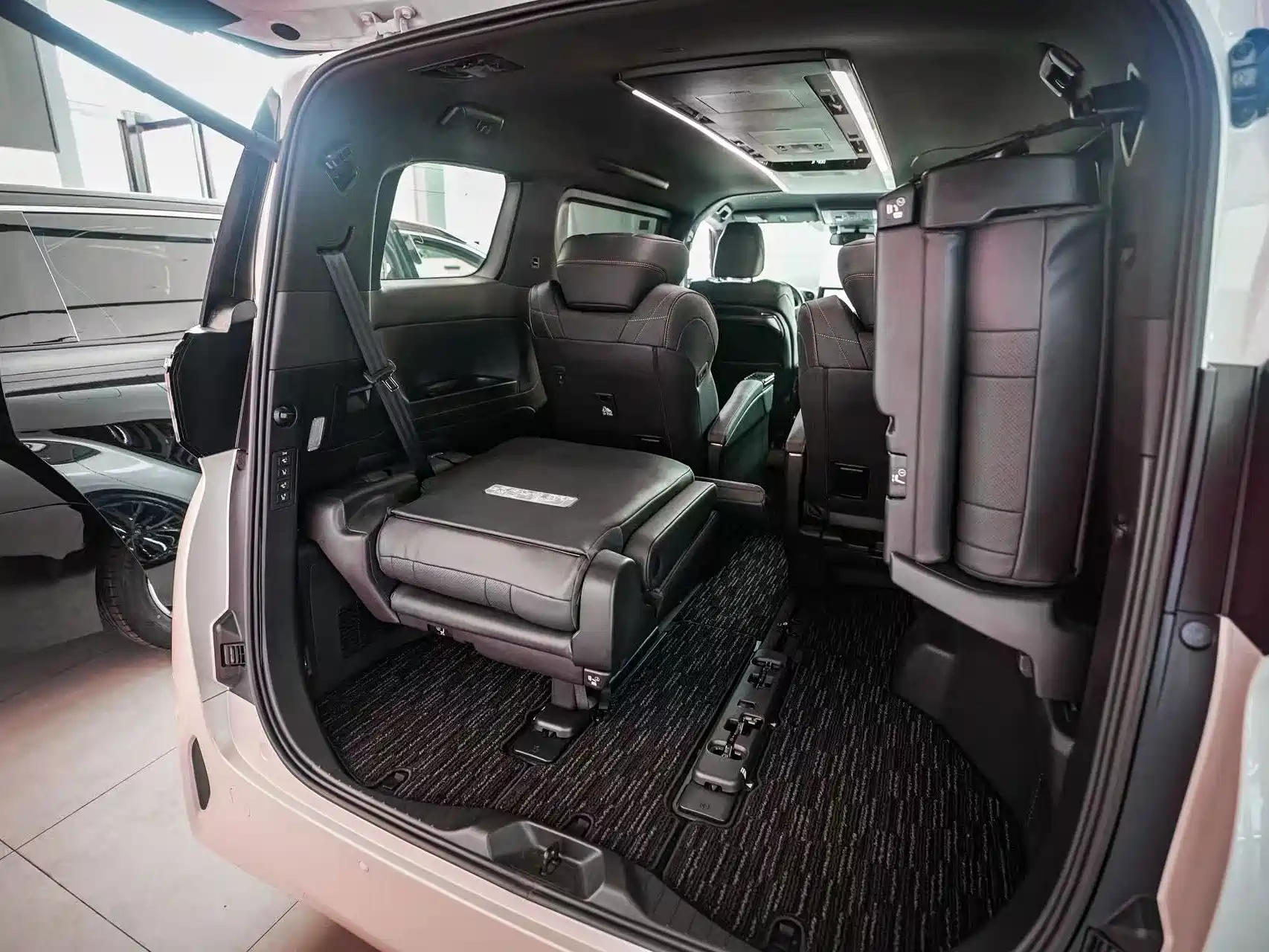 Фото 9 - Toyota Alphard