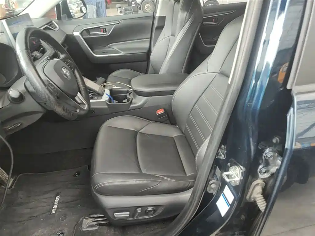Toyota Wildlander 2020 Hybrid 2.5L E-CVT AWD Luxury Edition фото 15