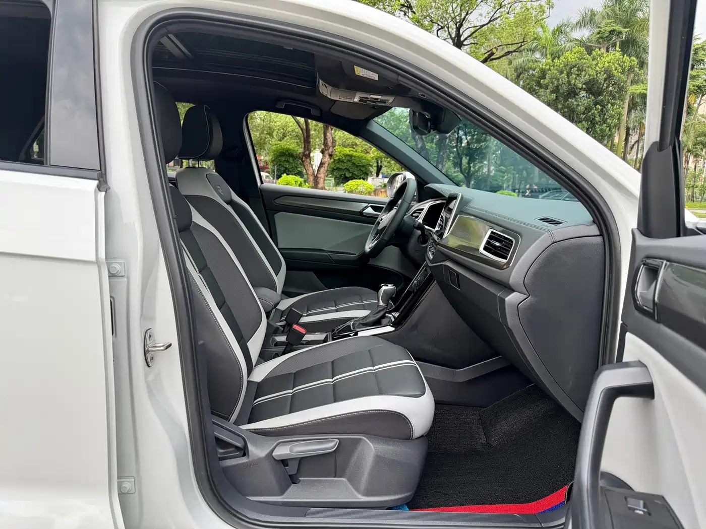 Volkswagen T-ROC 2025 2024 300TSI DSG 2WD Morning Light Edition