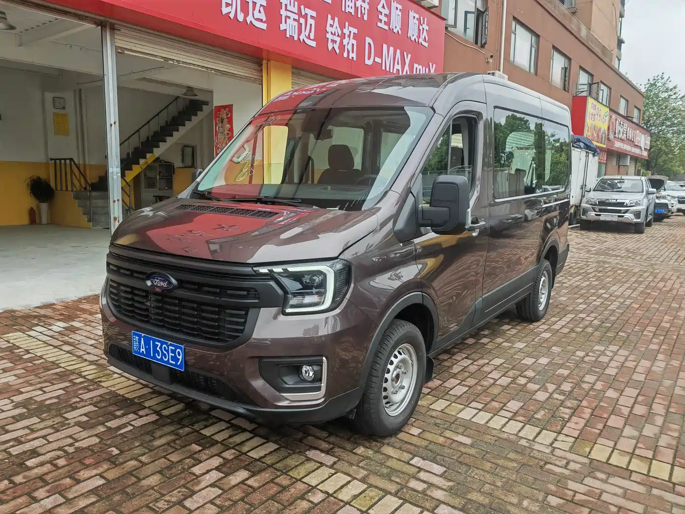 Ford Transit T8 2024 T8 2.0T Diesel Manual Mid-wheelbase Mid-roof 6-seater Multi-purpose Version (2/2/2)