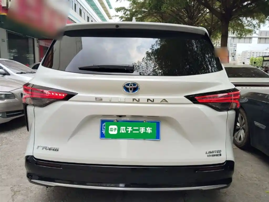 Toyota Sienna 2023 2.5L Hybrid Premium Edition фото 4