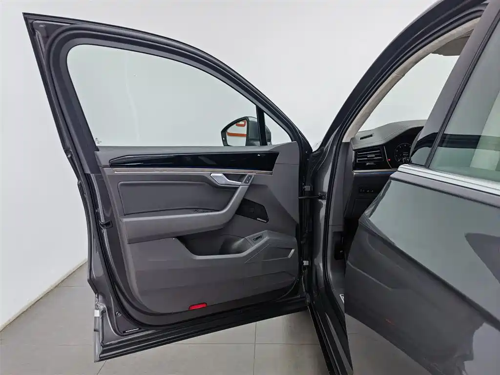 Volkswagen Touareg 2019 2.0TSI Sharp Wing Edition China VI фото 8