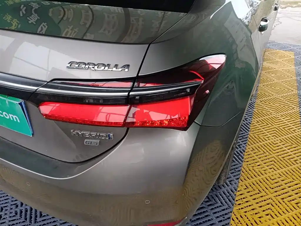 Toyota Corolla 2017 Facelift Hybrid 1.8L E-CVT Elite Edition фото 8
