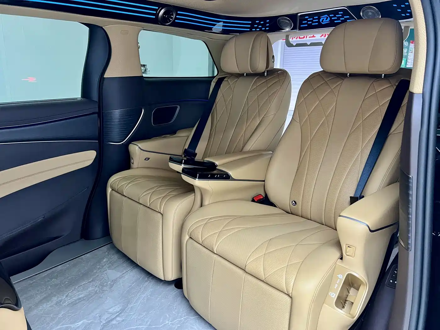 Denza D9 2025 2025 Model DM-i Smart Drive Edition 1020 AWD Flagship