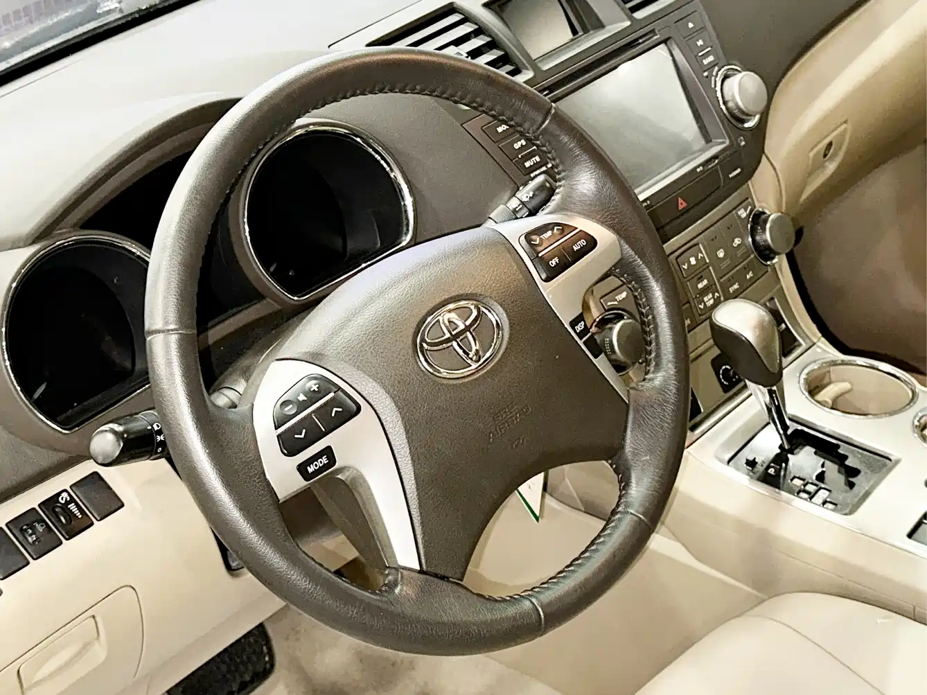 Toyota Highlander 2012 2.7L 2WD 7-Seater Luxury Edition фото 14