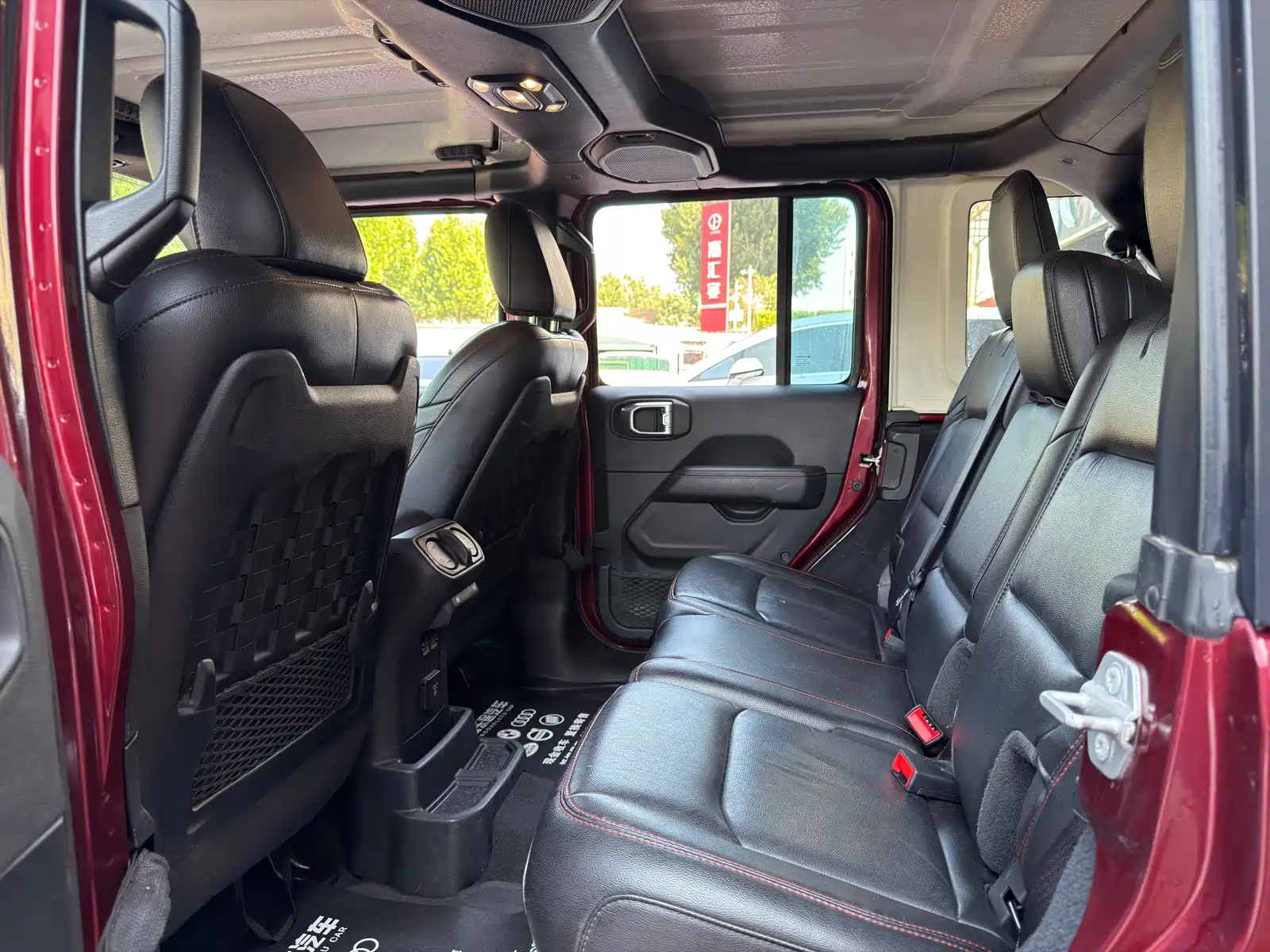 Фото 8 - Jeep Wrangler