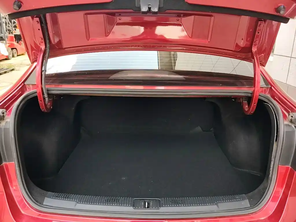 Фото 19 - Roewe i5