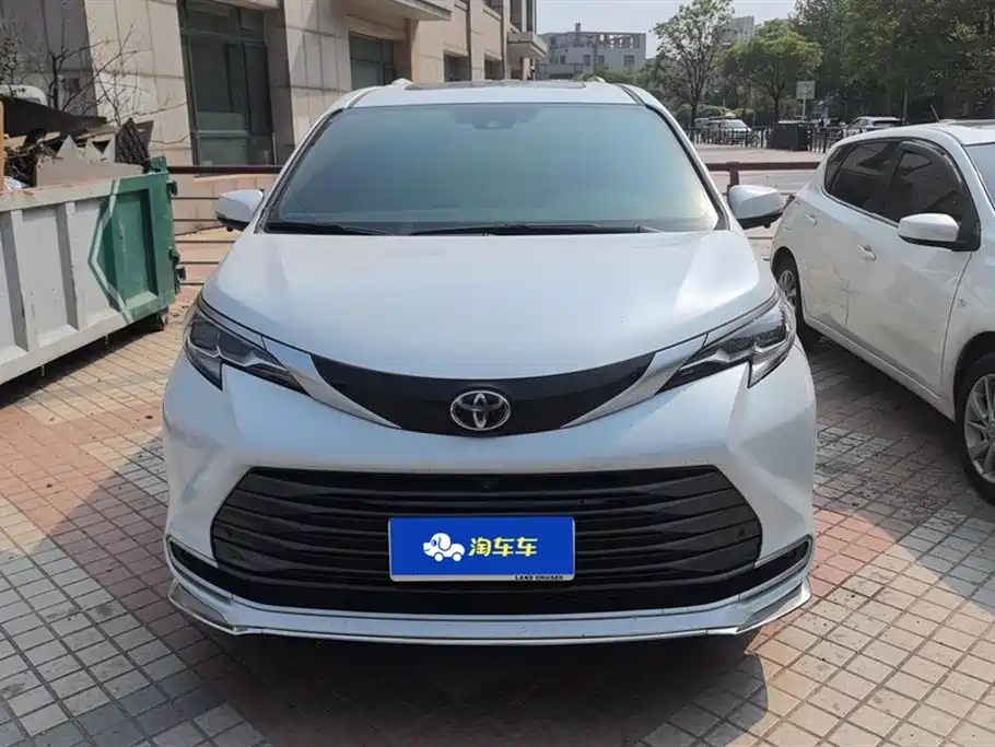 Toyota Sienna 2024 2.5L Hybrid AWD Luxury Edition фото 2