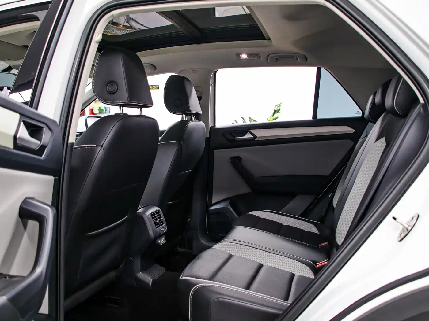 Volkswagen T-ROC 2023 280TSI DSG 2WD Time Edition фото 15
