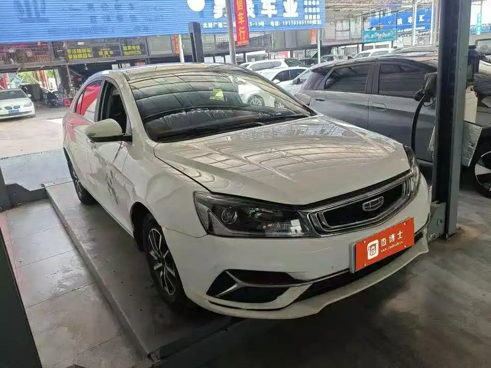 Фото 2 - Geely Emgrand