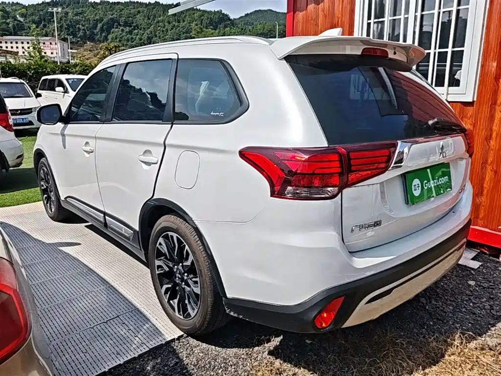 MITSUBISHI OUTLANDER