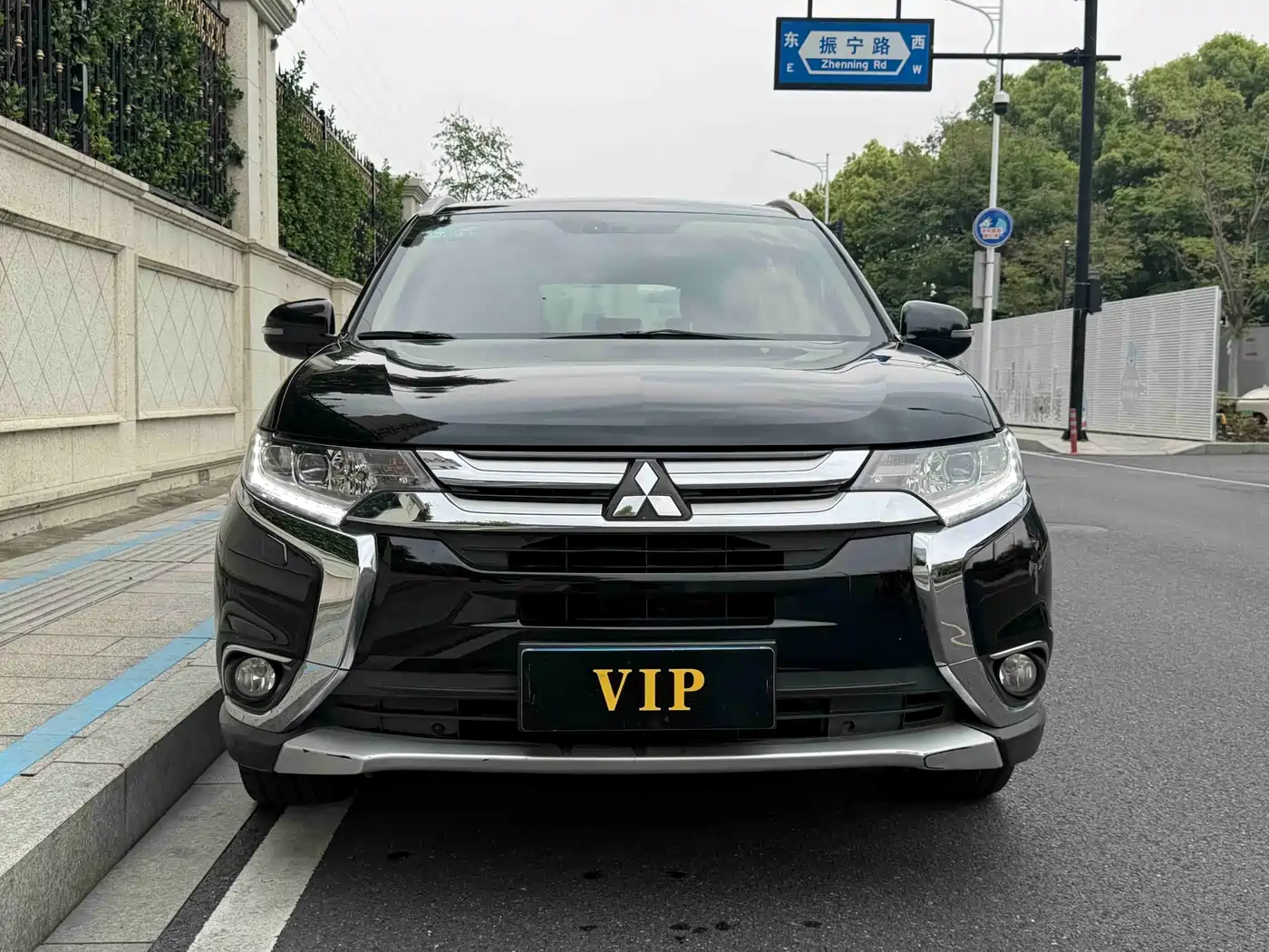 Mitsubishi Outlander 2016 2.4L 4WD Luxury Edition 7-seater фото 2
