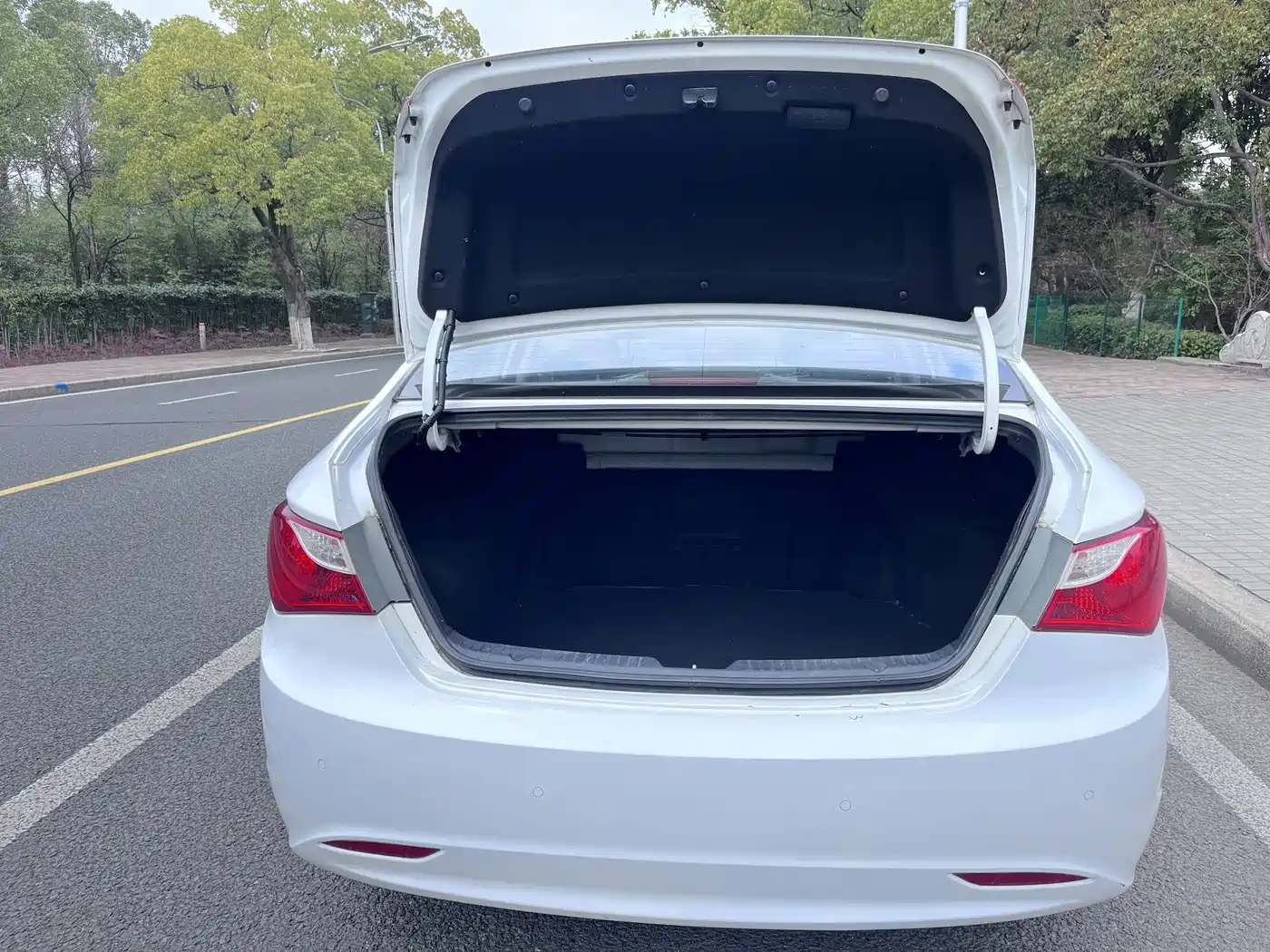 Hyundai Sonata 2013 2.0L Automatic Luxury Edition фото 10