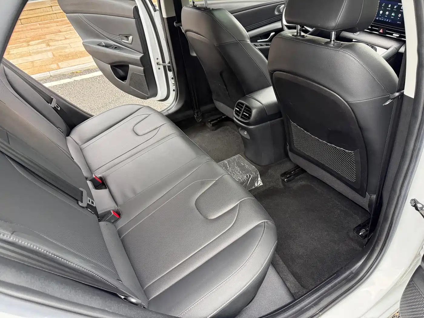 Hyundai Elantra 2022 1.5L CVT LUX Premium Edition фото 12