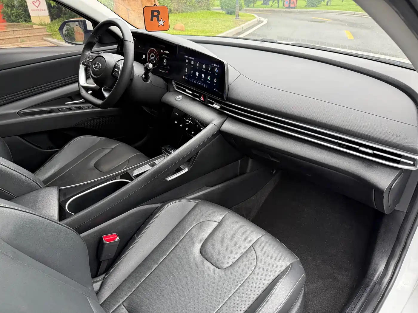 Hyundai Elantra 2022 1.5L CVT LUX Premium Edition фото 15