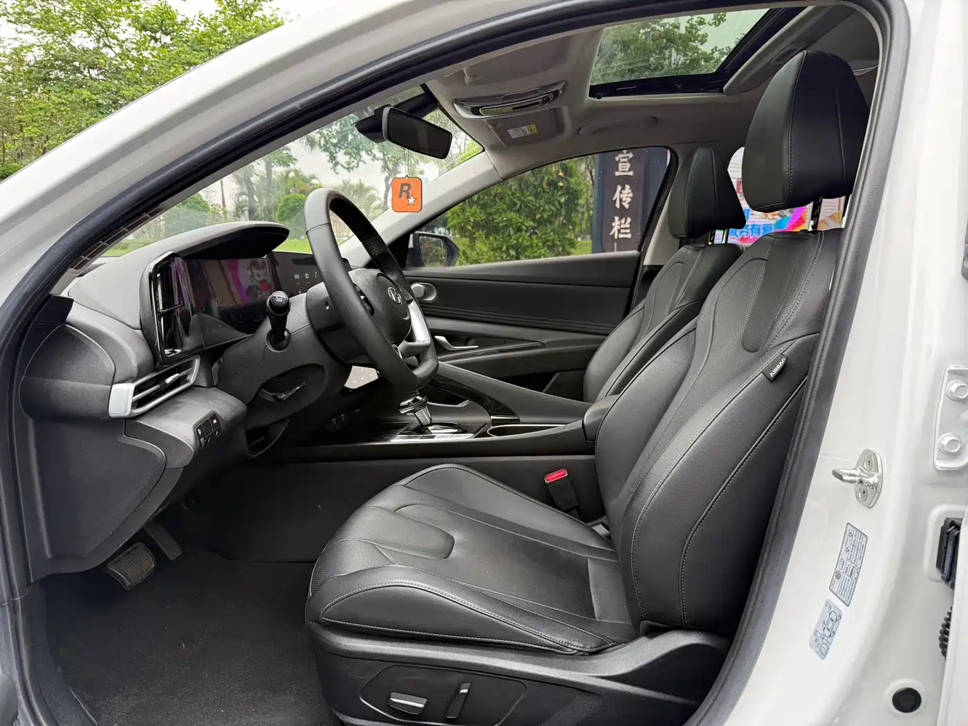 Hyundai Elantra 2022 1.5L CVT LUX Premium Edition фото 8