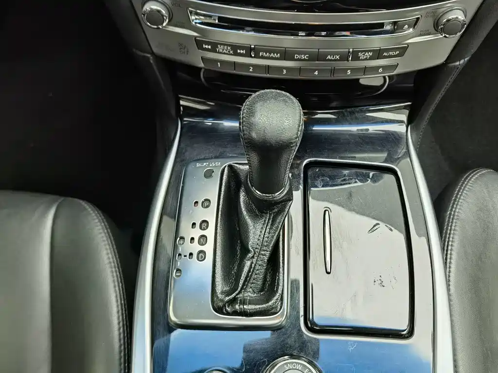Photo 13 - Infiniti Q70
