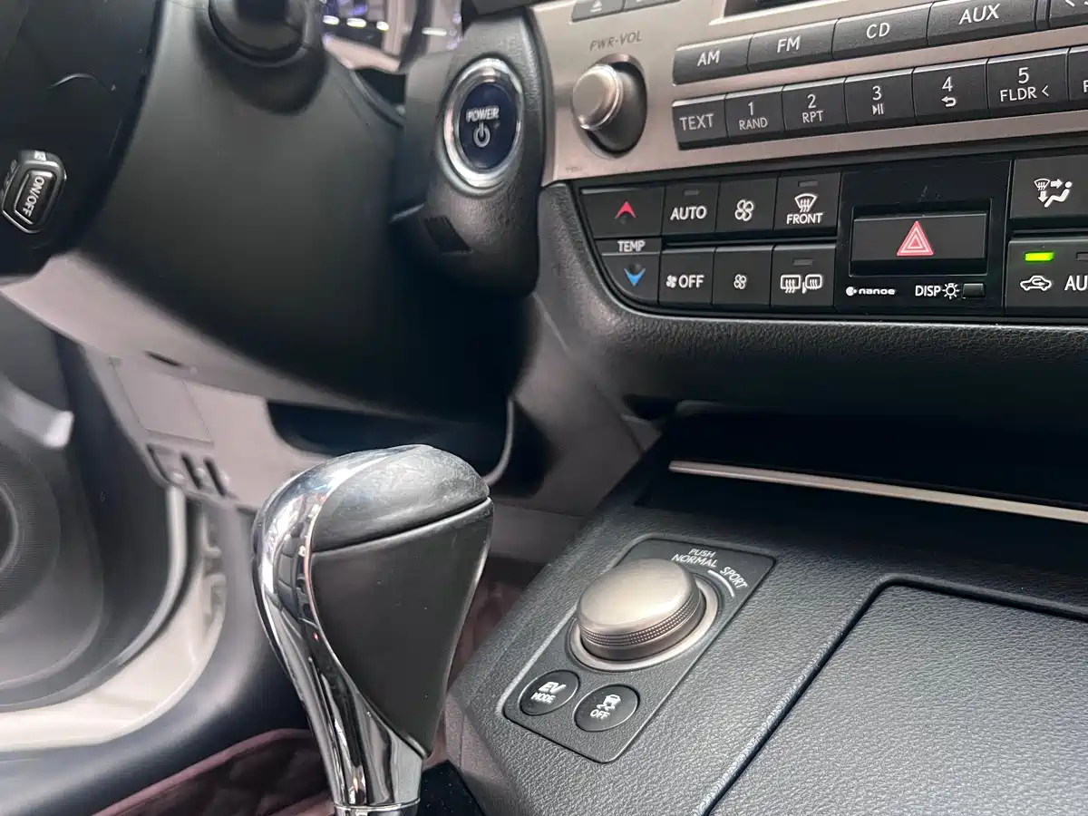 Lexus ES 2013 300h Elite Edition фото 12
