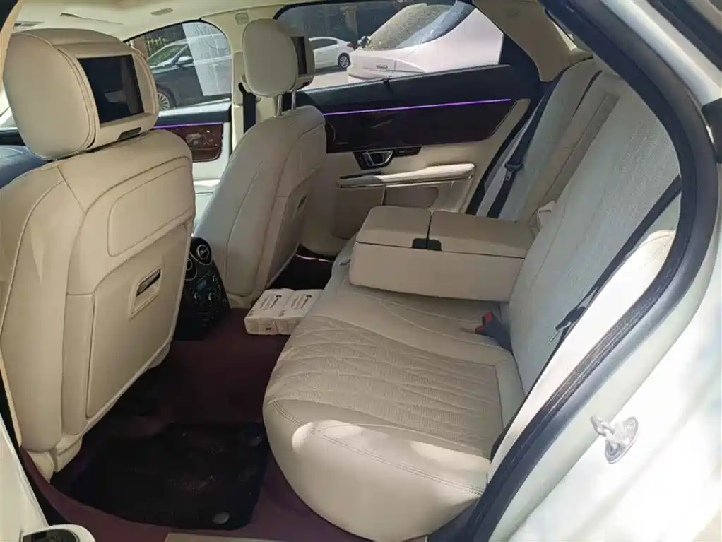 Photo 7 - Jaguar XJ