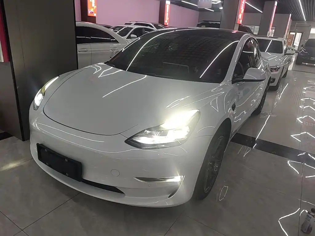 Фото 1 - Tesla Model 3