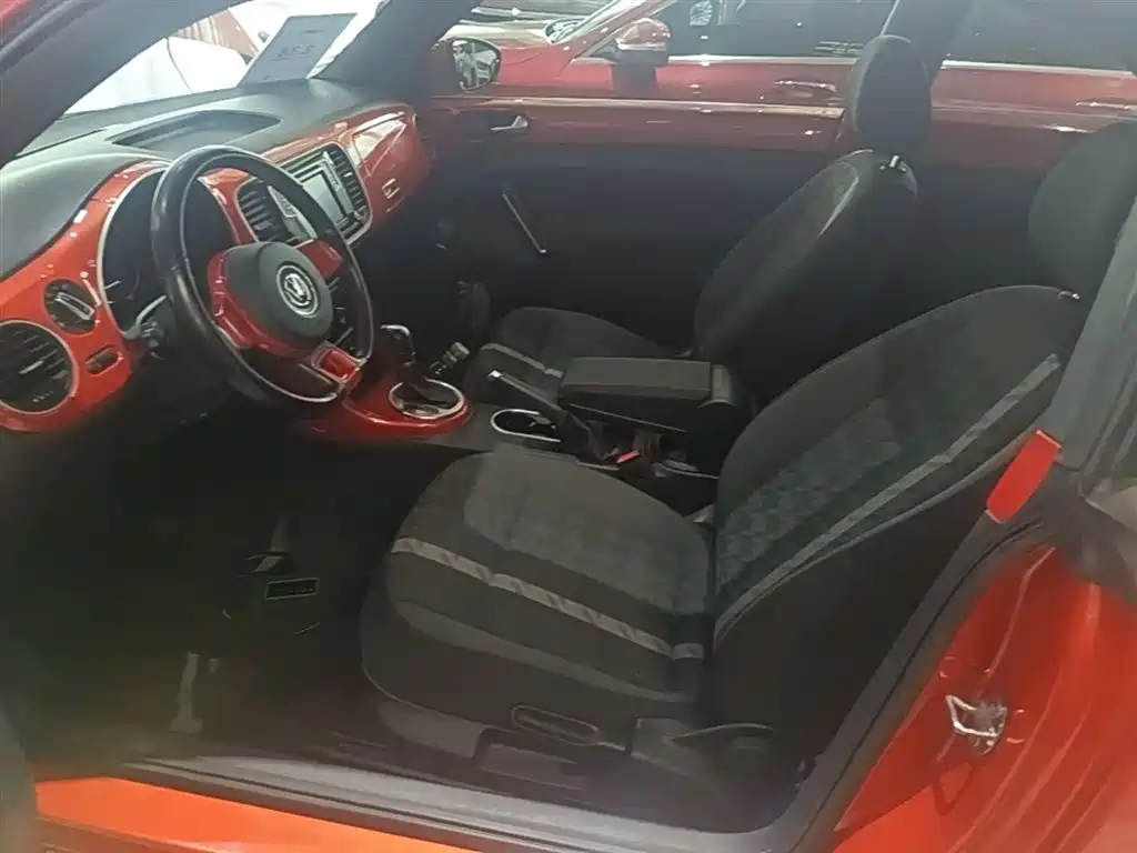 Volkswagen Beetle 2018 180TSI Trend Joy Edition фото 11