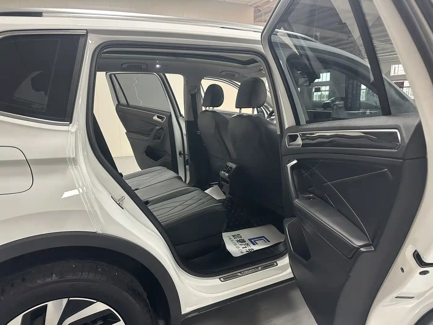 Photo 13 - Volkswagen Tiguan L
