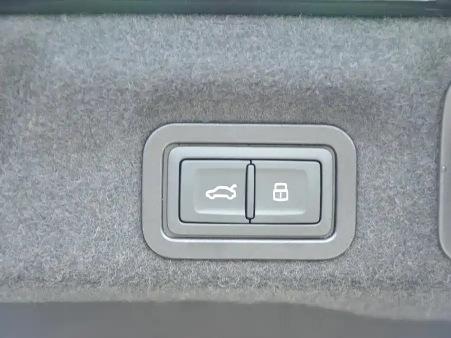 Фото 15 - Audi A6L