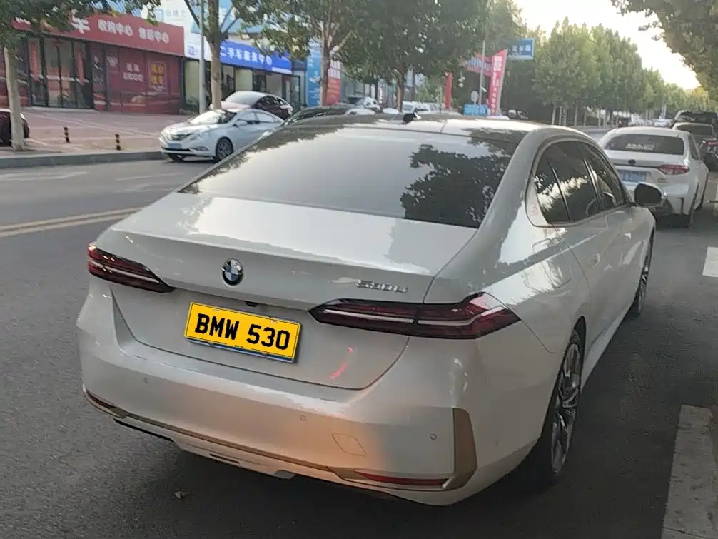Photo 3 - BMW 5 Series