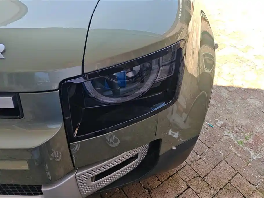 Land Rover Defender 2023 Facelift 90 2.0T P300 SE фото 5