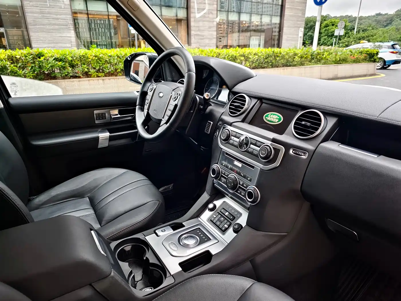 Land Rover Discovery 2016 3.0 SC Black Edition SE фото 18