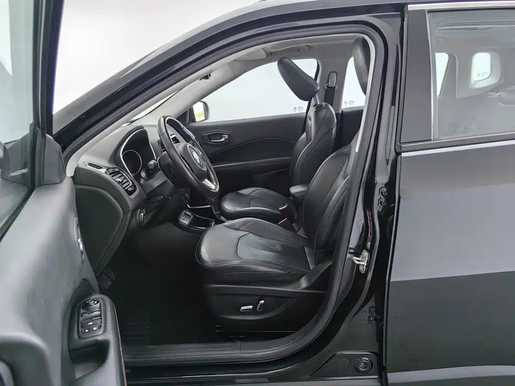 Фото 10 - Jeep Compass