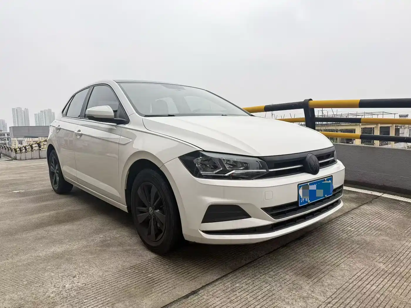 VOLKSWAGEN POLO
