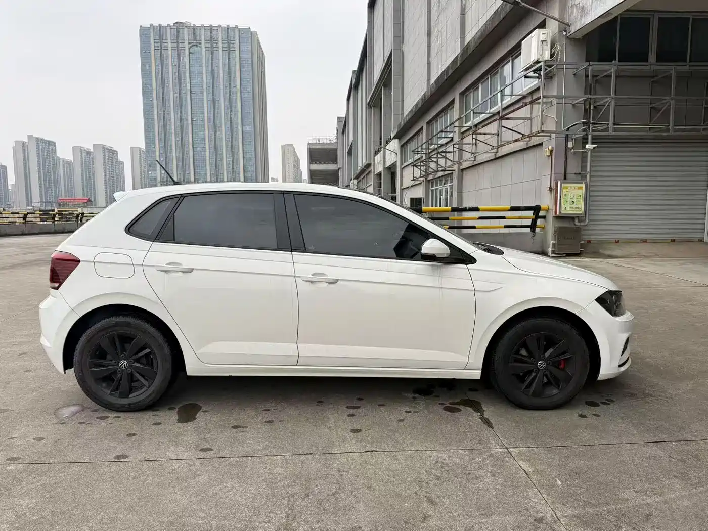 VOLKSWAGEN POLO
