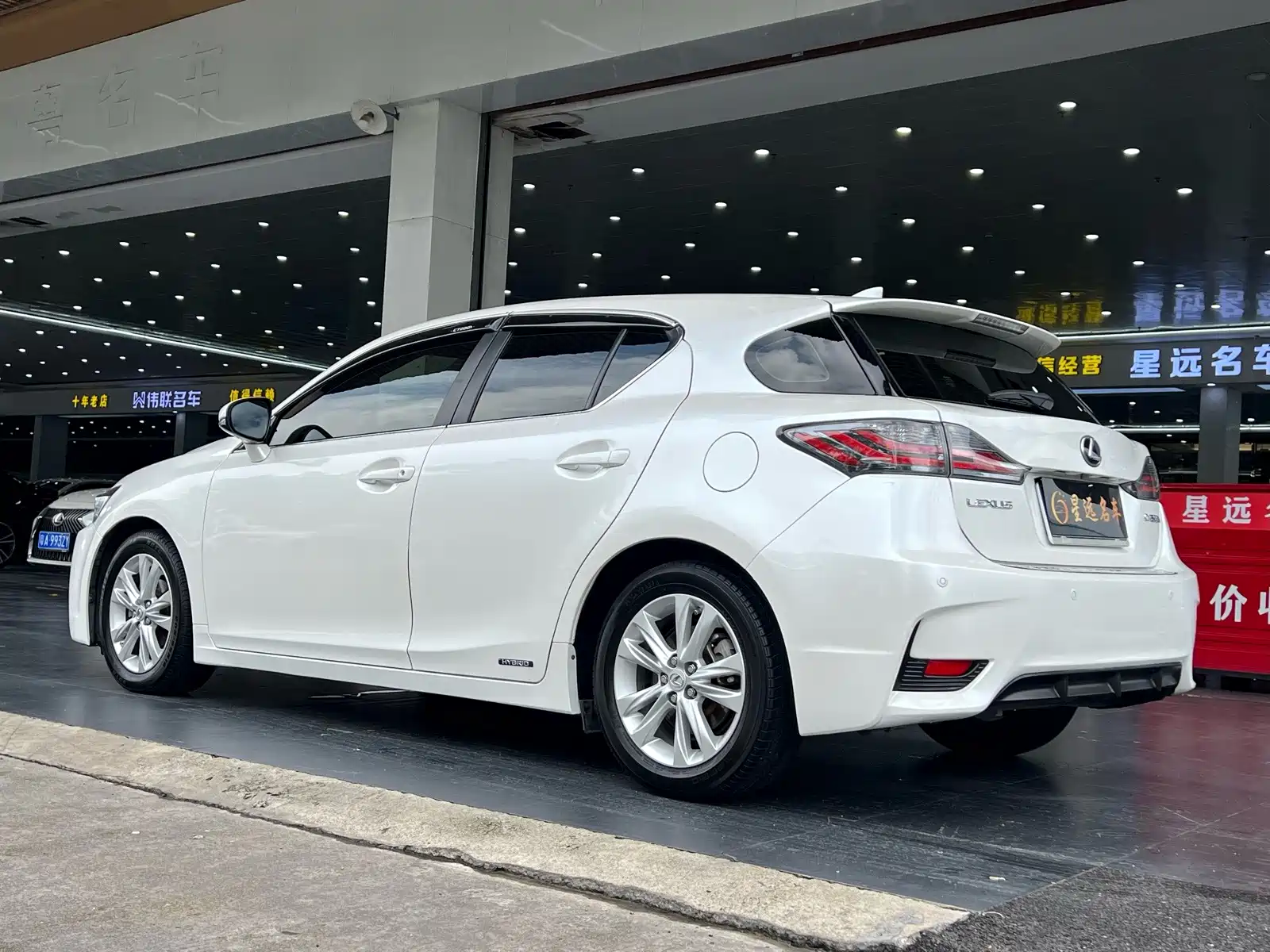 Фото 17 - Lexus CT