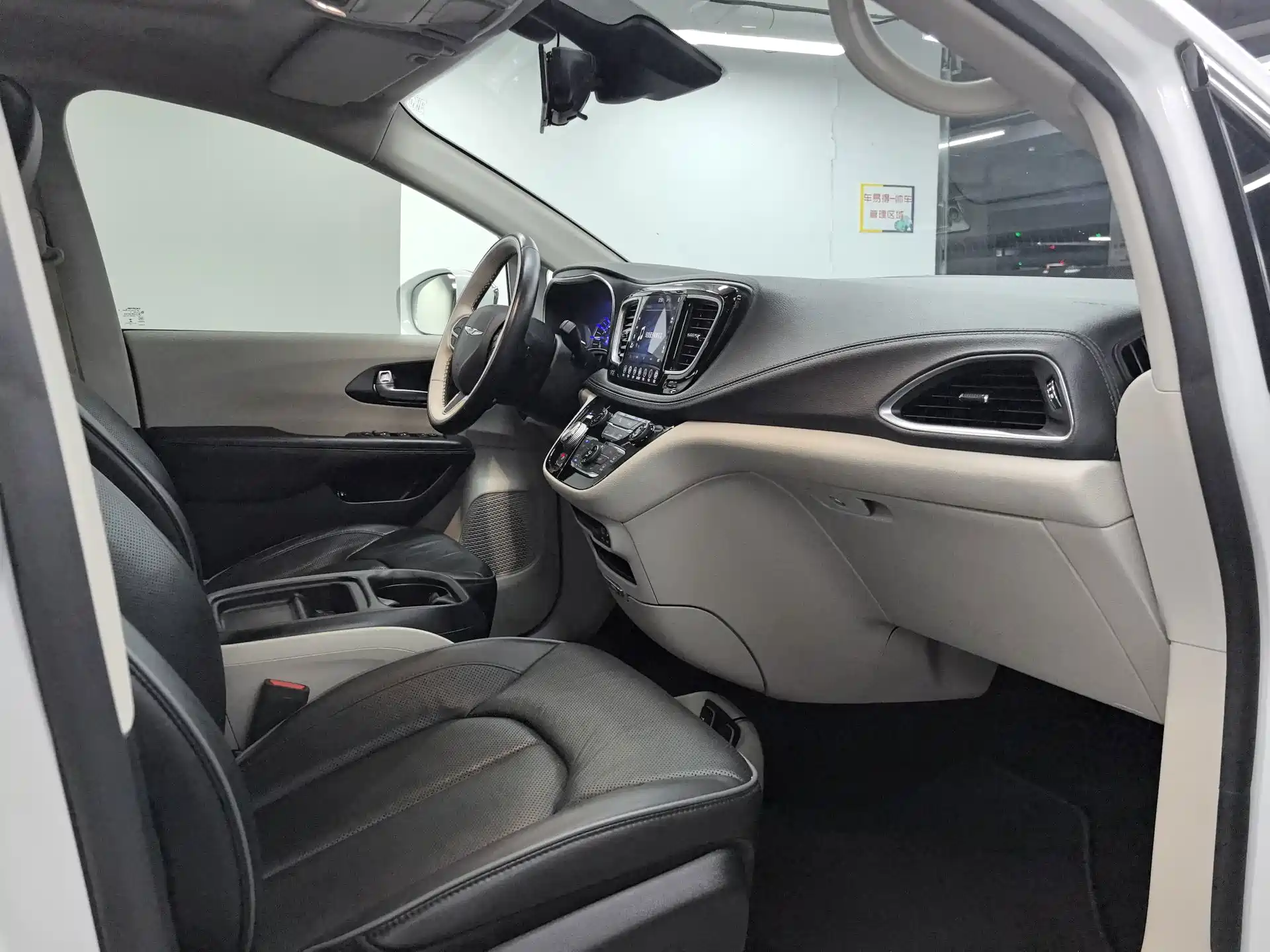 Фото 5 - Chrysler Pacifica PHEV