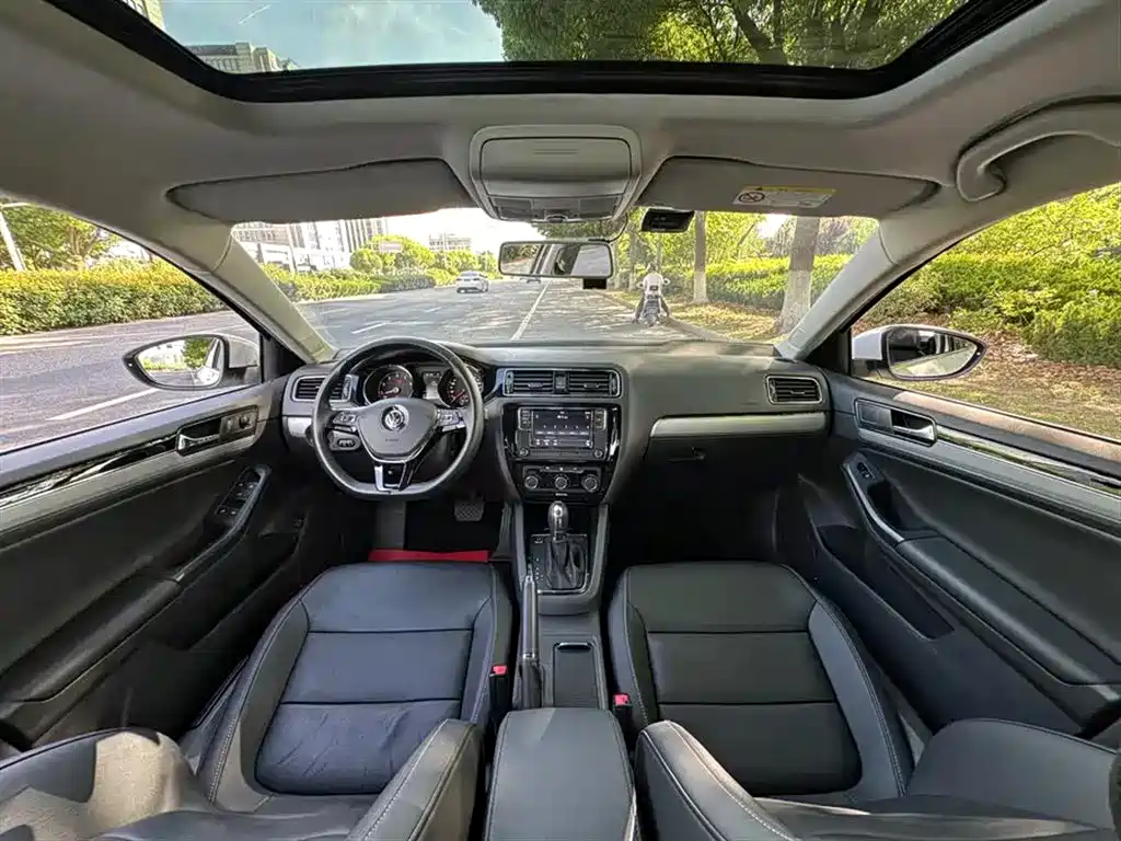 Volkswagen Sagitar 2018 1.6L Automatic Comfort фото 6
