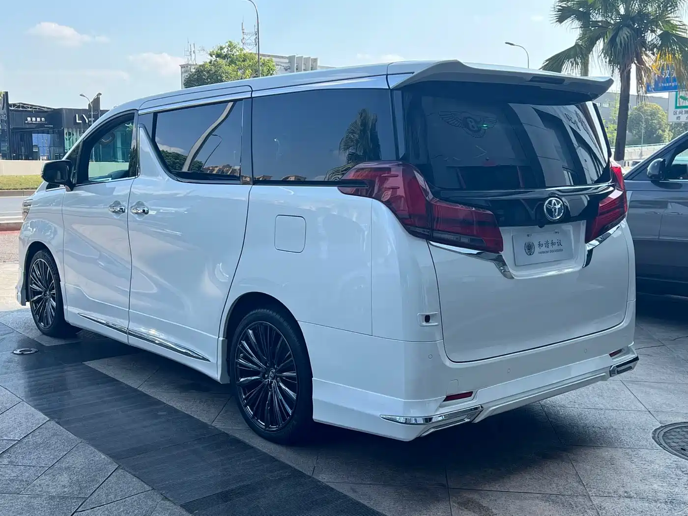 Toyota Alphard 2020 Hybrid 2.5L Premium Edition фото 16