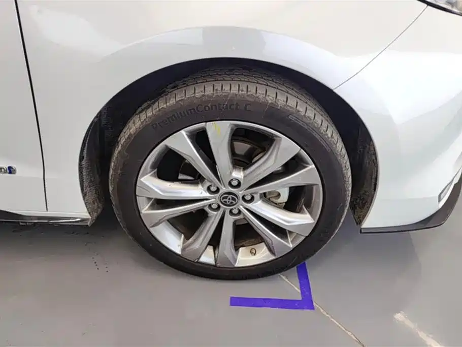 Toyota Sienna 2023 2.5L Hybrid Premium Edition фото 6