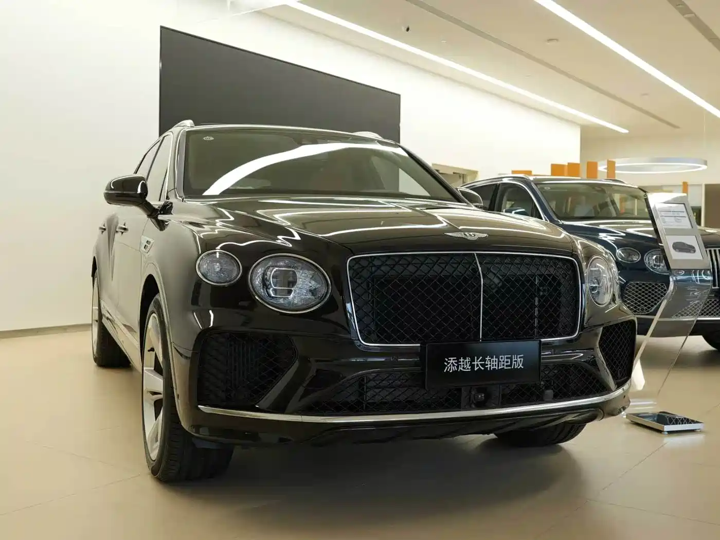 Bentley Bentayga 2025 2024 4.0T V8 Long Wheelbase