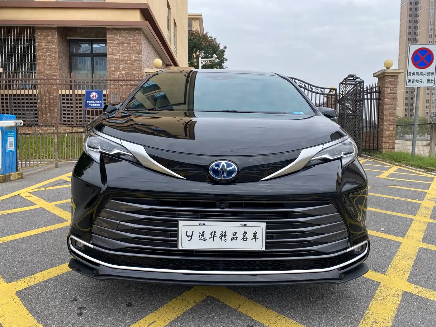 Toyota Sienna 2021 2.5L Hybrid Ultimate Edition фото 2