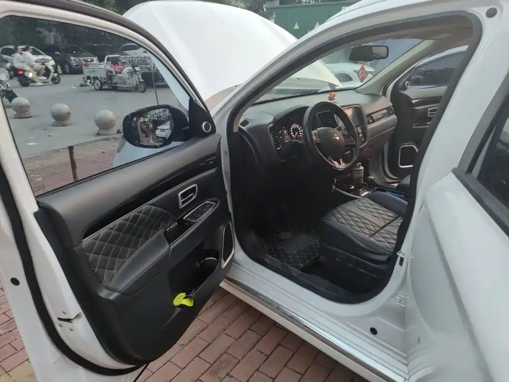 Photo 14 - Mitsubishi Outlander