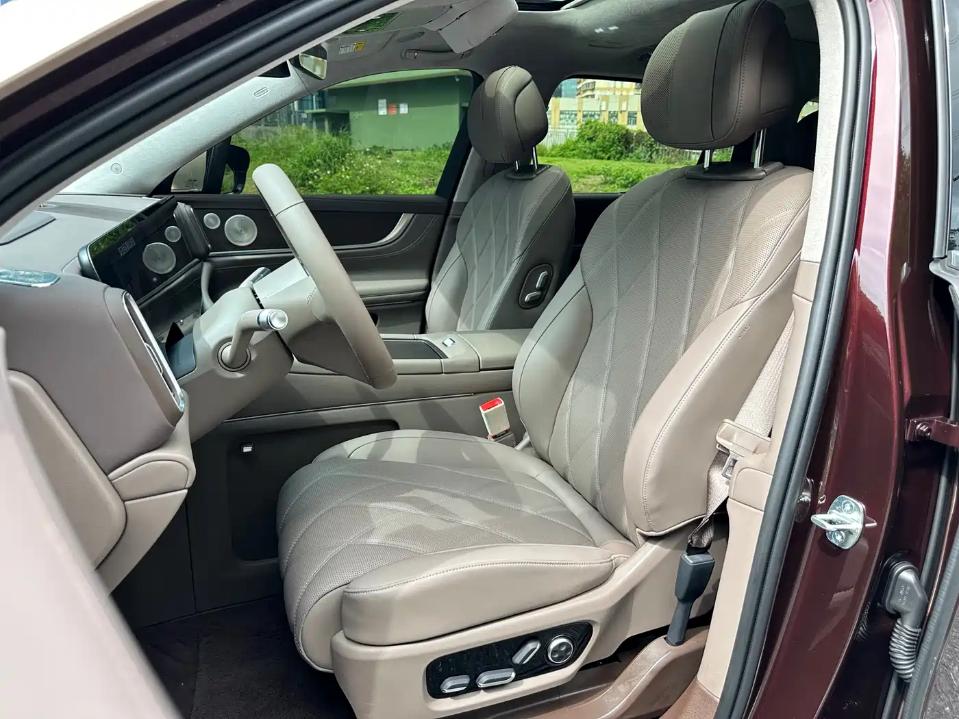 AITO Wenjie AITO M9 2025 Extended Range Max 52kWh 6-Seater фото 10