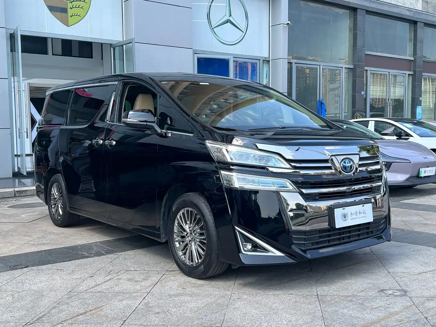 Toyota Vellfire 2020 Twin Engine 2.5L HV Premium Edition фото 3