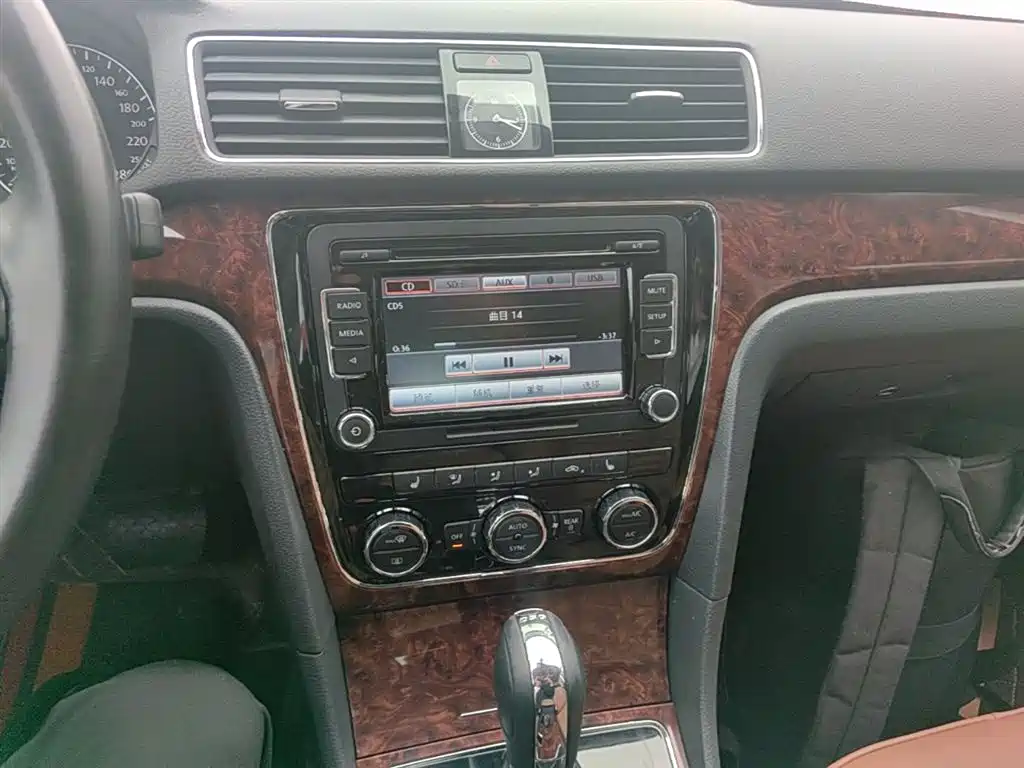 Volkswagen Passat 2014 1.8TSI DSG Executive Edition фото 13