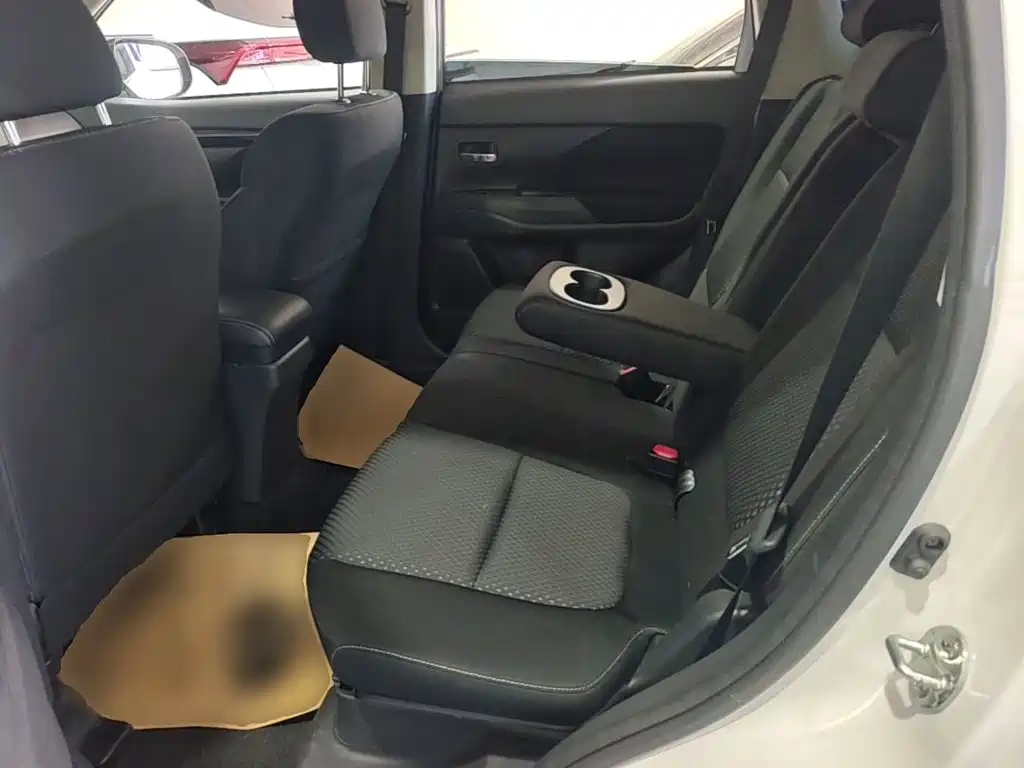 Mitsubishi Outlander 2023 2021 Facelift 2.0L 2WD Comfort Edition 5-Seater