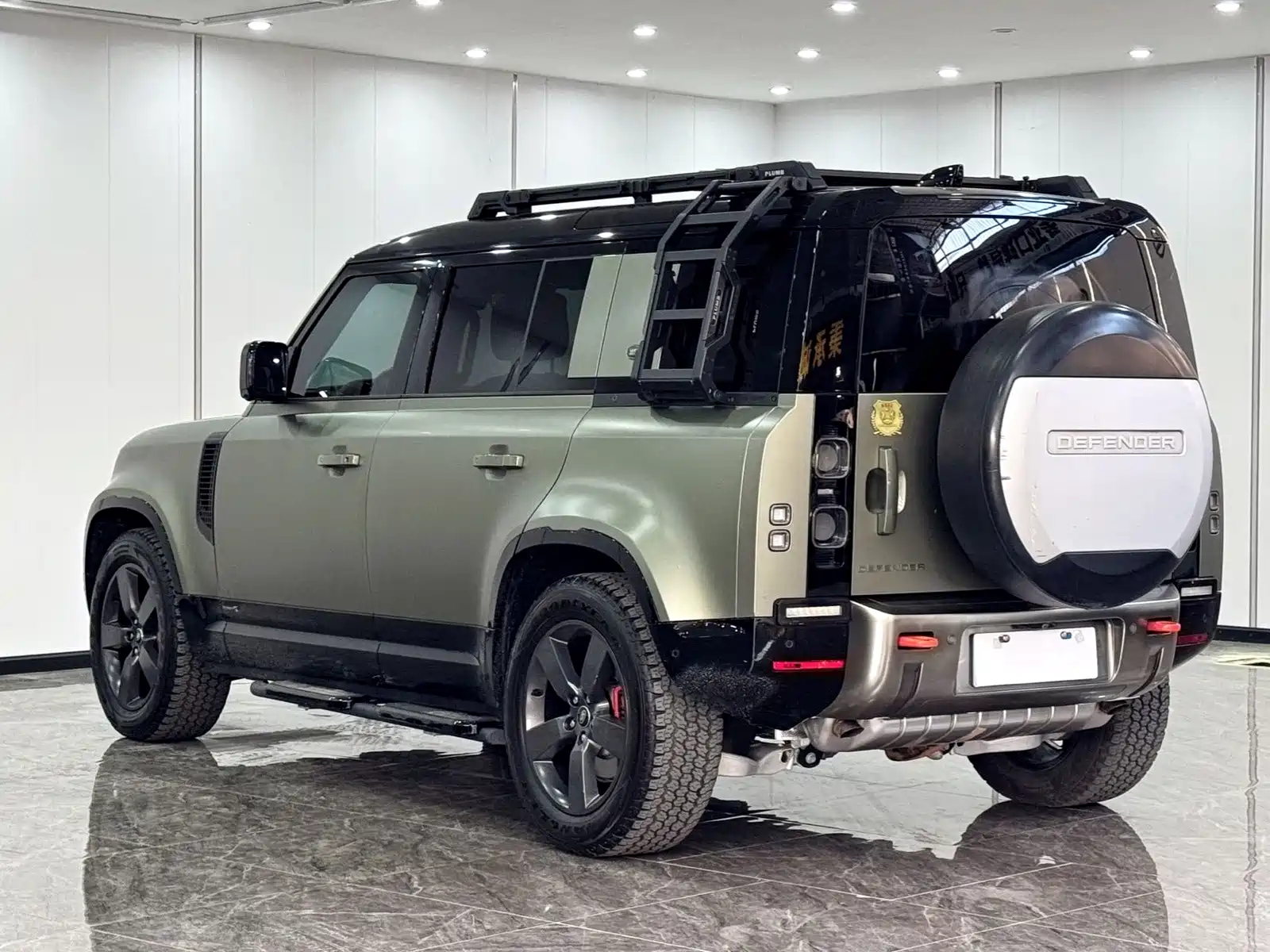 Photo 5 - Land Rover Defender