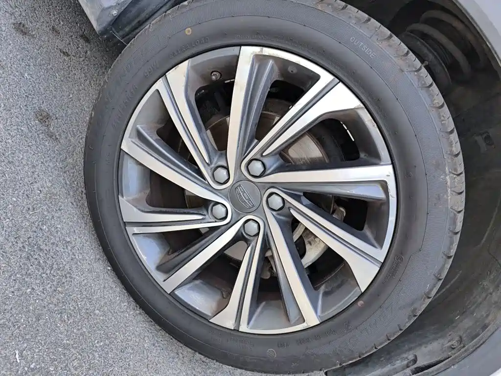 Фото 8 - Geely Binyue