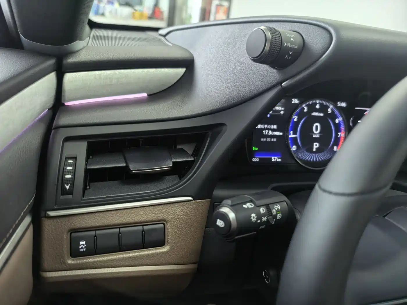 Lexus ES 2025 200 Ultimate Edition фото 18