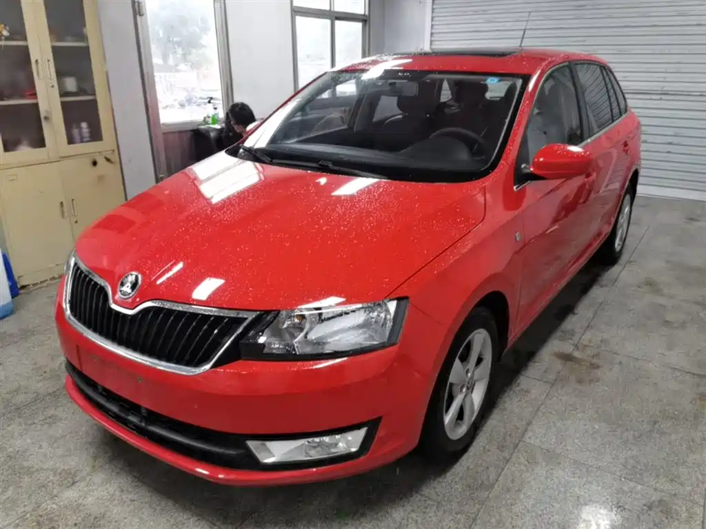 Škoda Skoda Rapid Spaceback 2016 Facelift 1.6L Manual Innovation Edition фото 2